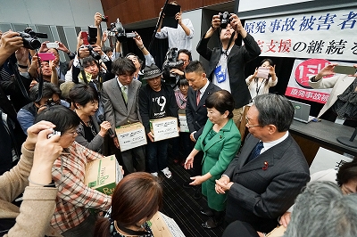 原発事故被害者の救済を求める署名＜第３期請願署名＞に193,197筆