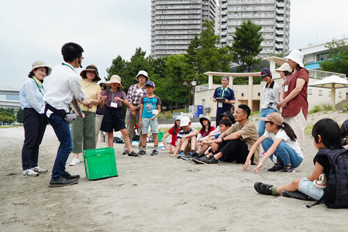 海のプラスチックごみ問題について説明するパルシステム連合会職員