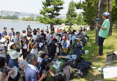 お台場の海のマイクロプラスチック採取体験から、海を守るためにくらしの中でできることを親子で考えました。