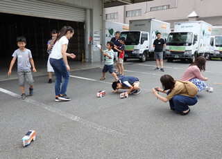 さっそく三鷹センターの敷地内で走らせてみました。日差しが出てくると、カラカラと音を立てながらいろいろな方向に走り出します。みんな嬉しそう！