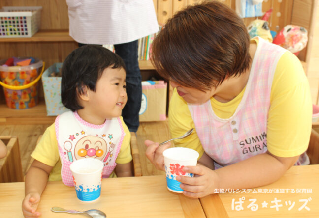 「せんせー、つめたい？　おいしい？」 「みどり色の梅さん、プチプチ穴を開けて、お砂糖といっしょにビンの中でねんねしてたんだよね！」