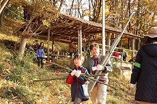 余った竹はまた運び出し。これもいい運動！