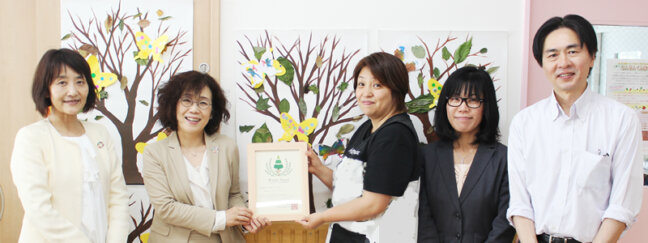 ▲6月1日には、パルシステム東京の理事長らも集まり、子どもたちと一緒になって認定証授与式を祝いました。