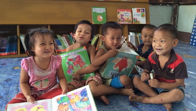 タイ国境の難民キャンプ。シャンティ国際ボランティア会が運営するコミュニティ図書館にて。
