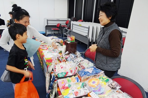 東北で被災された方々がつくった復興応援の手づくり小物の販売。色彩豊かな小物がズラリ。