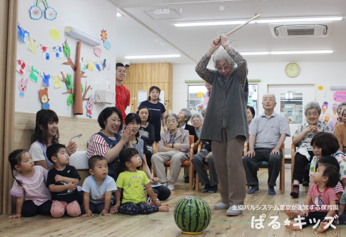 ▲子どもたちも、おじいちゃん・おばあちゃんも大奮闘！ 大きな「すいか」に向かって「えいっ!!!」