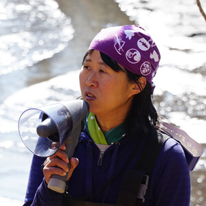 「湧水は鉛筆の芯くらいの小さな穴から湧いています。よ～く見てくださいね」と片岡さん