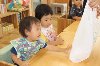 ▲「うわ～っ！つめたい!!」氷の感覚に おっかなビックリ手を伸ばします。