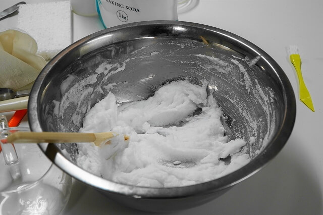 重曹、液体石けん、クエン酸を混ぜてクリーム状にし、やかんの焦げつきに塗って1時間置くときれいに落ちる。ひどい油汚れは酸素系漂白剤で落とす