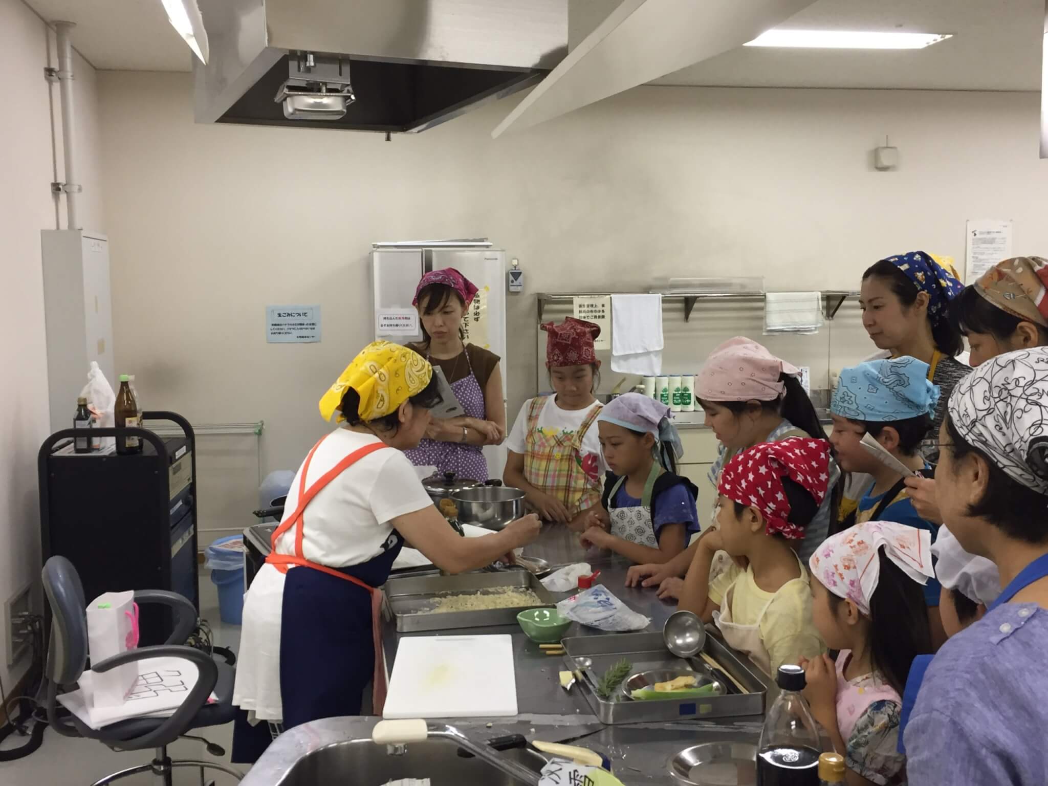 料理の作り方に、子どもたちは興味津々！