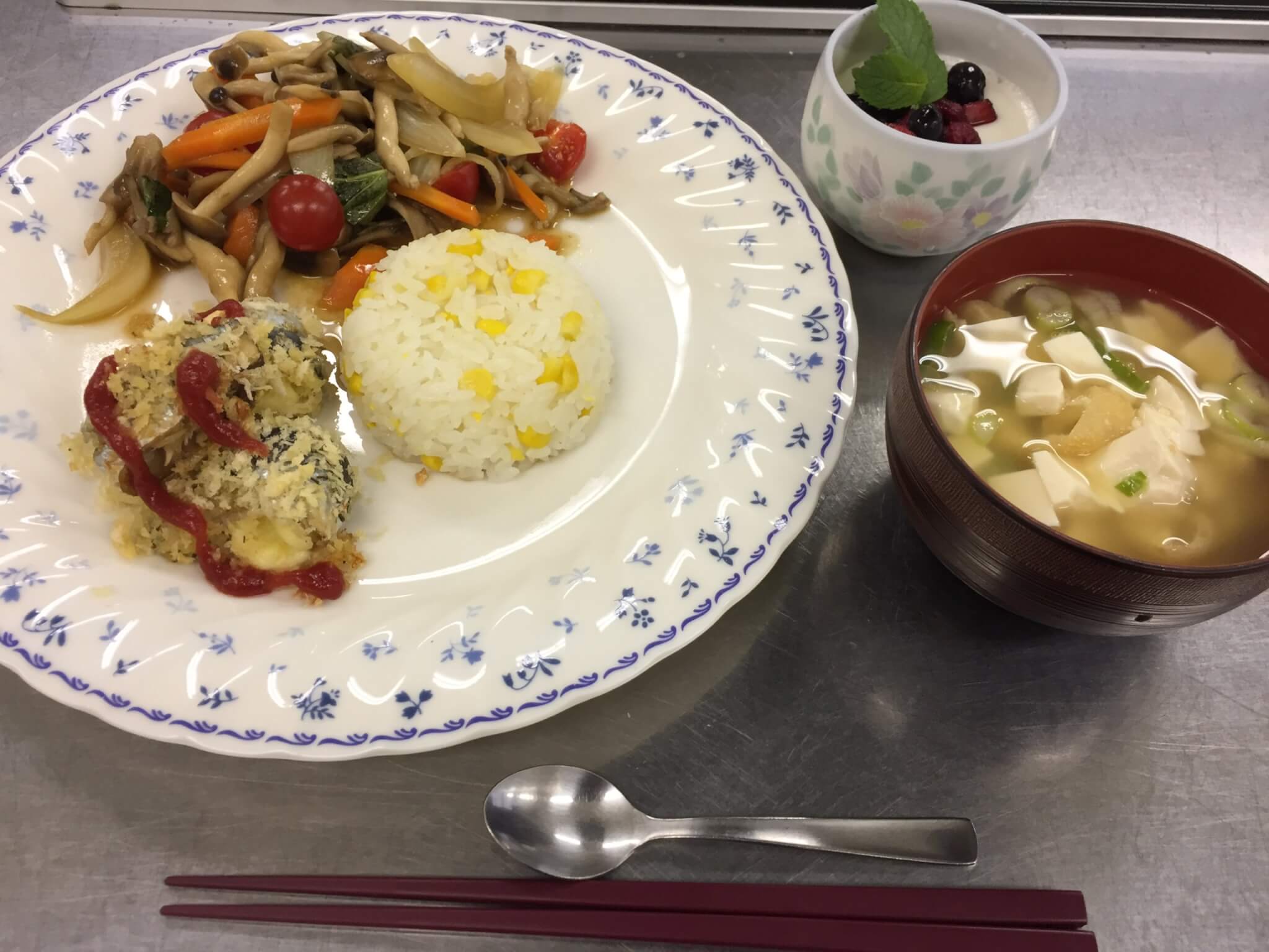 食育リーダーが振る舞った「とうもろこしごはん」。芯ごと炊くことで甘さが引き立ちます。