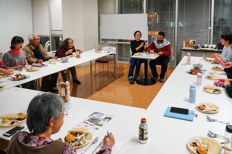 パレスチナ料理を食べながら交流