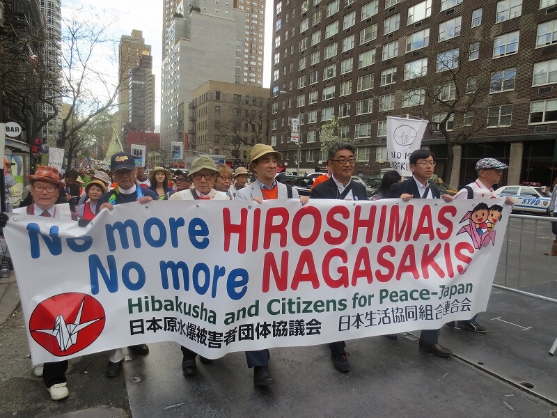 ニューヨーク国連本部前でのピースパレード。パルシステム東京から代表者を派遣し、被爆者とともに核廃絶を訴えました。（2015年）・npt
