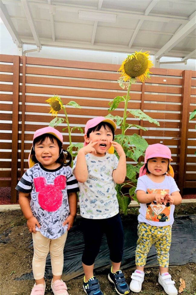 はるかのひまわりをバックにポーズ