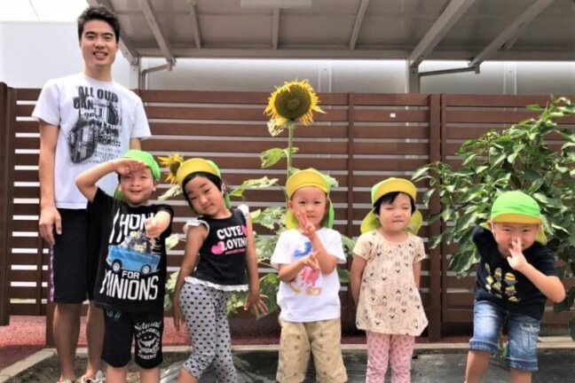 はるかのひまわりをバックにポーズ