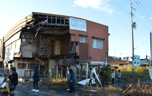 駅舎は解体され線路もはずされたＪＲ「富岡駅」