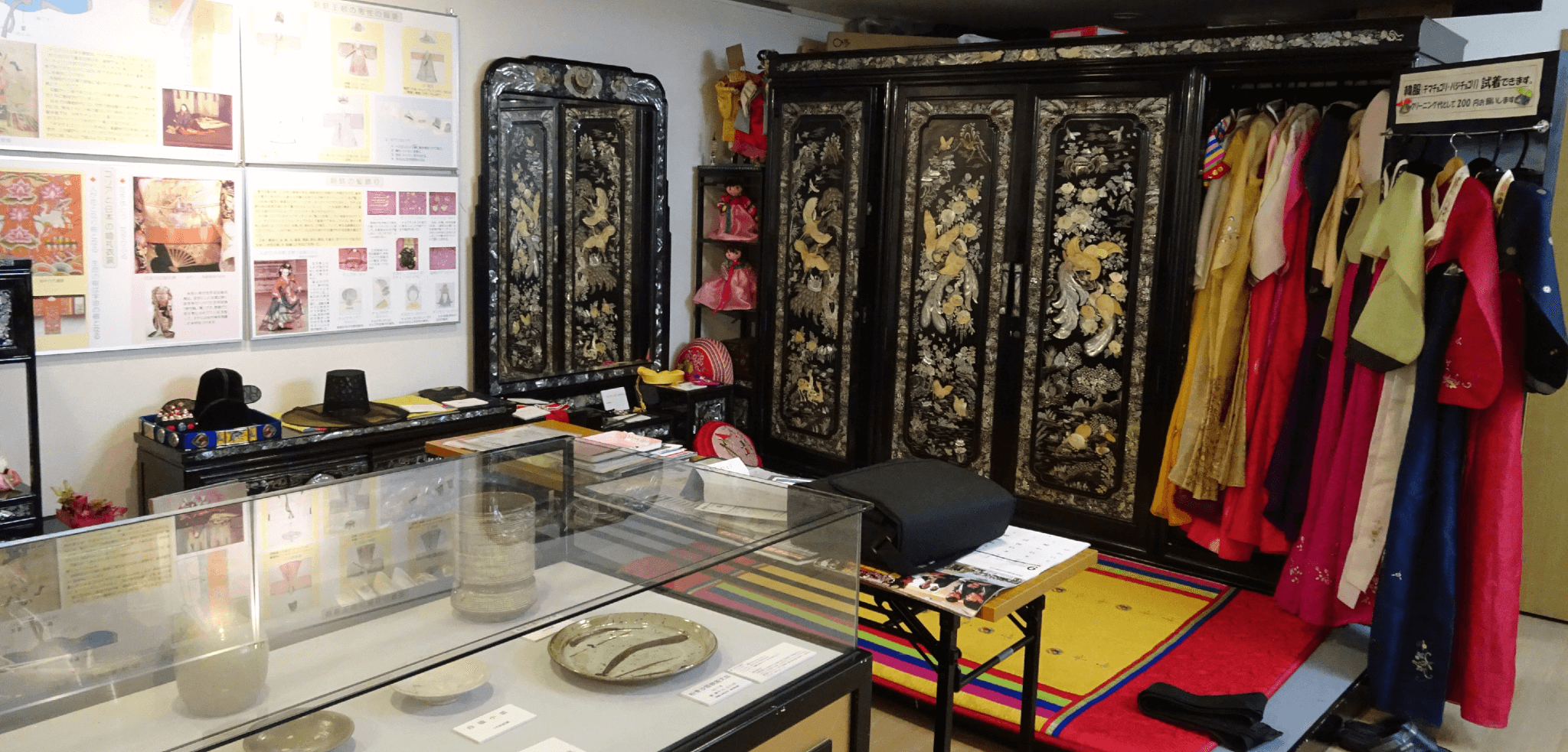 韓国螺鈿細工の洋服箪笥とチマチョゴリ
