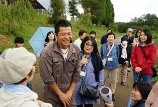 太陽熱による殺菌・殺虫や、混植による病気対策など、農薬に頼らない栽培の工夫を説明する大内督さん