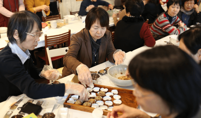 韓国の伝統菓子「ヤクシク」を一緒に丸めて
