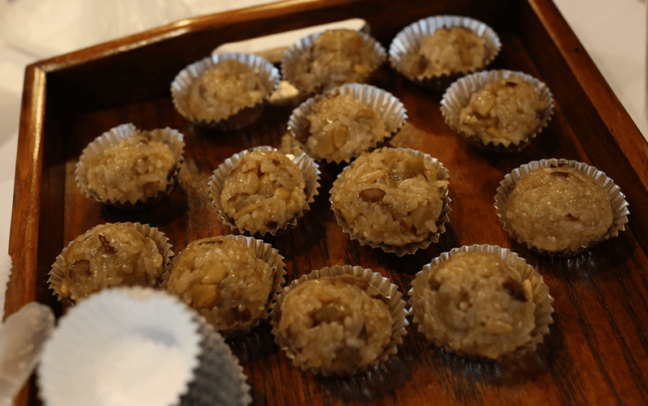 韓国の伝統菓子「ヤクシク」を一緒に丸めて