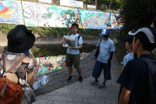 青少年ボランティアの案内で遺構を歩きました