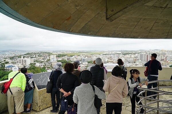 「道の駅かでな」で基地問題を学ぶ