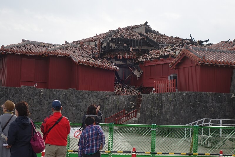 首里城の前で