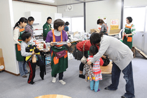 鷹来の森の集会所カフェの様子