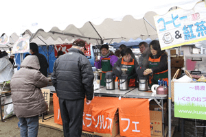 会場ではあたたかい飲み物が盛況でした