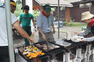 どんどん焼いてます、パルシステム東京職員も汗だく