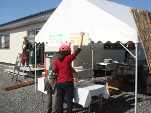 「ふれあい喫茶」のテントを準備中