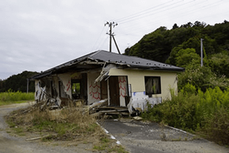 富岡駅周辺。津波に流され、放置されたままの家屋、自動車等、ゴーストタウンに…