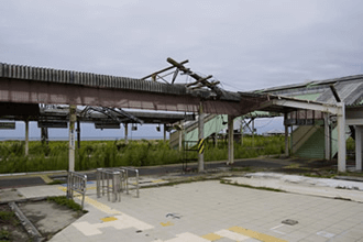 富岡駅周辺。津波に流され、放置されたままの家屋、自動車等、ゴーストタウンに…