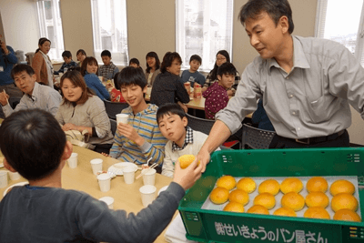 パン工場見学も真剣なまなざしで