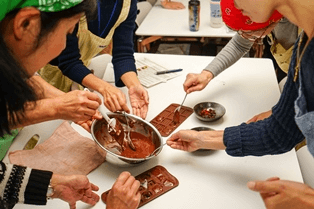 テンパリング！温度をはかりながら温水→冷水→温水をあてて温度を変えていきます