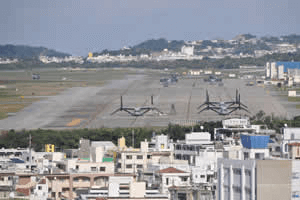 普天間基地  住民の住む住宅街のすぐそばに広がる基地。基地  からは次々とオスプレイが飛びたっていきます