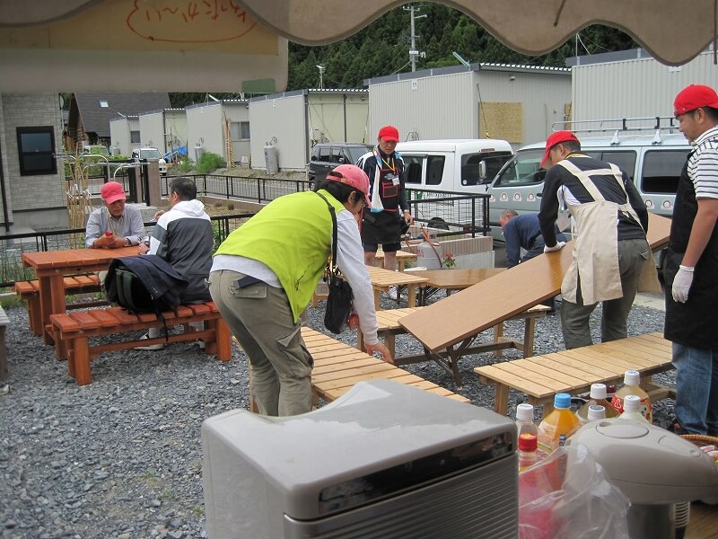 仮設住宅で「ふれあい喫茶」の準備