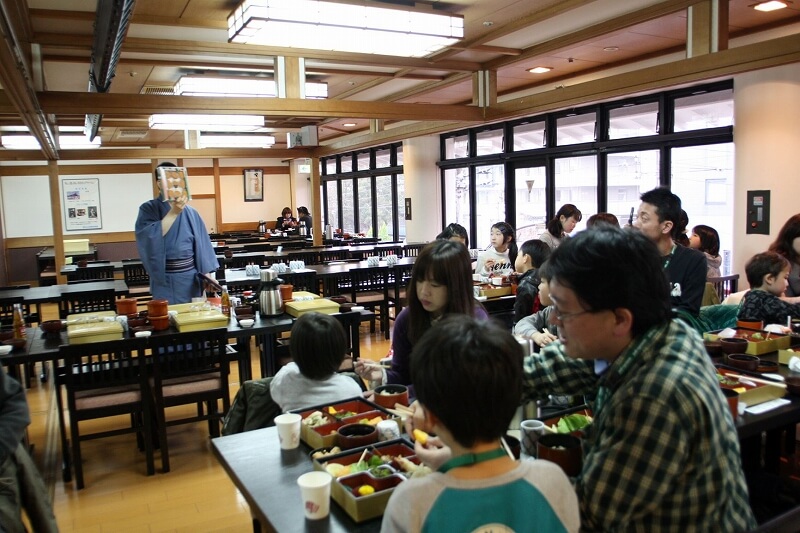 浅草で昼食。芸人さんが登場！   