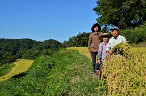 "ファームみなもと"の代表、中村さんを囲んで