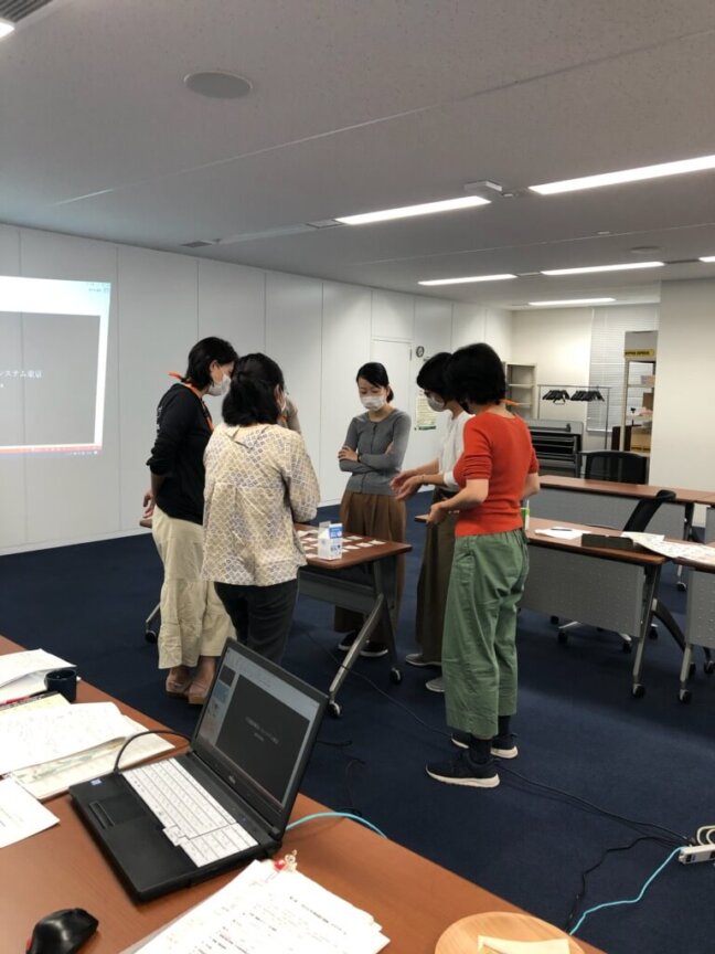 動画に取り上げる商品をチームで決めます。