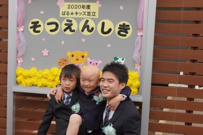 はじめての卒園式　ぱる★キッズ足立から元気いっぱいの２人の園児が巣立っていきました