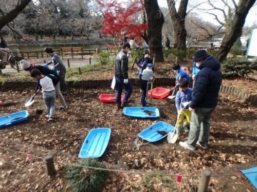 浸透地の泥かき作業