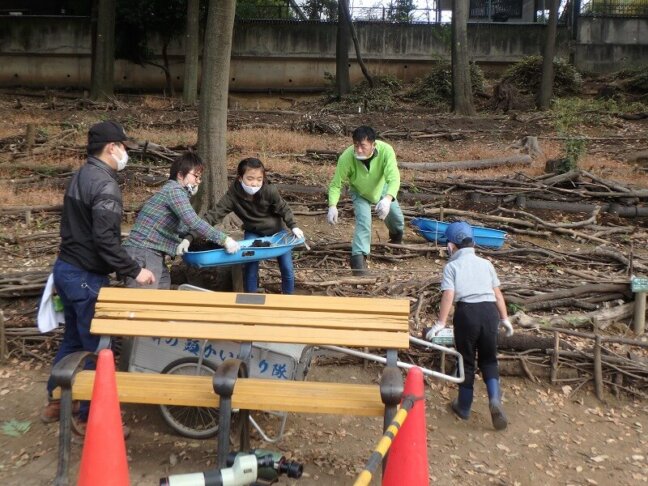 浸透地の泥かき作業