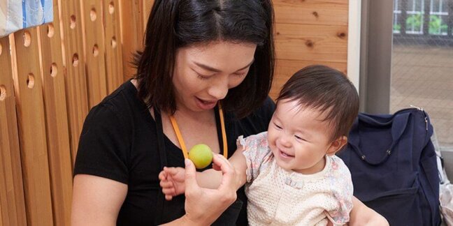 梅の実にふれて、香りをかいで。0歳児も五感をひらく食育体験。産地直伝・初夏の梅しごと