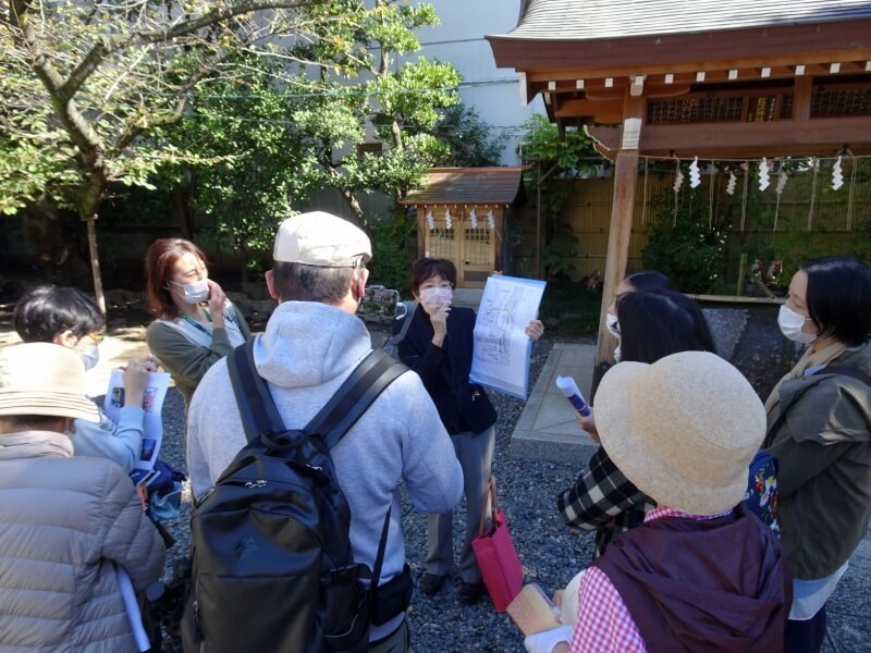 猿江神社にてガイドの石田さん