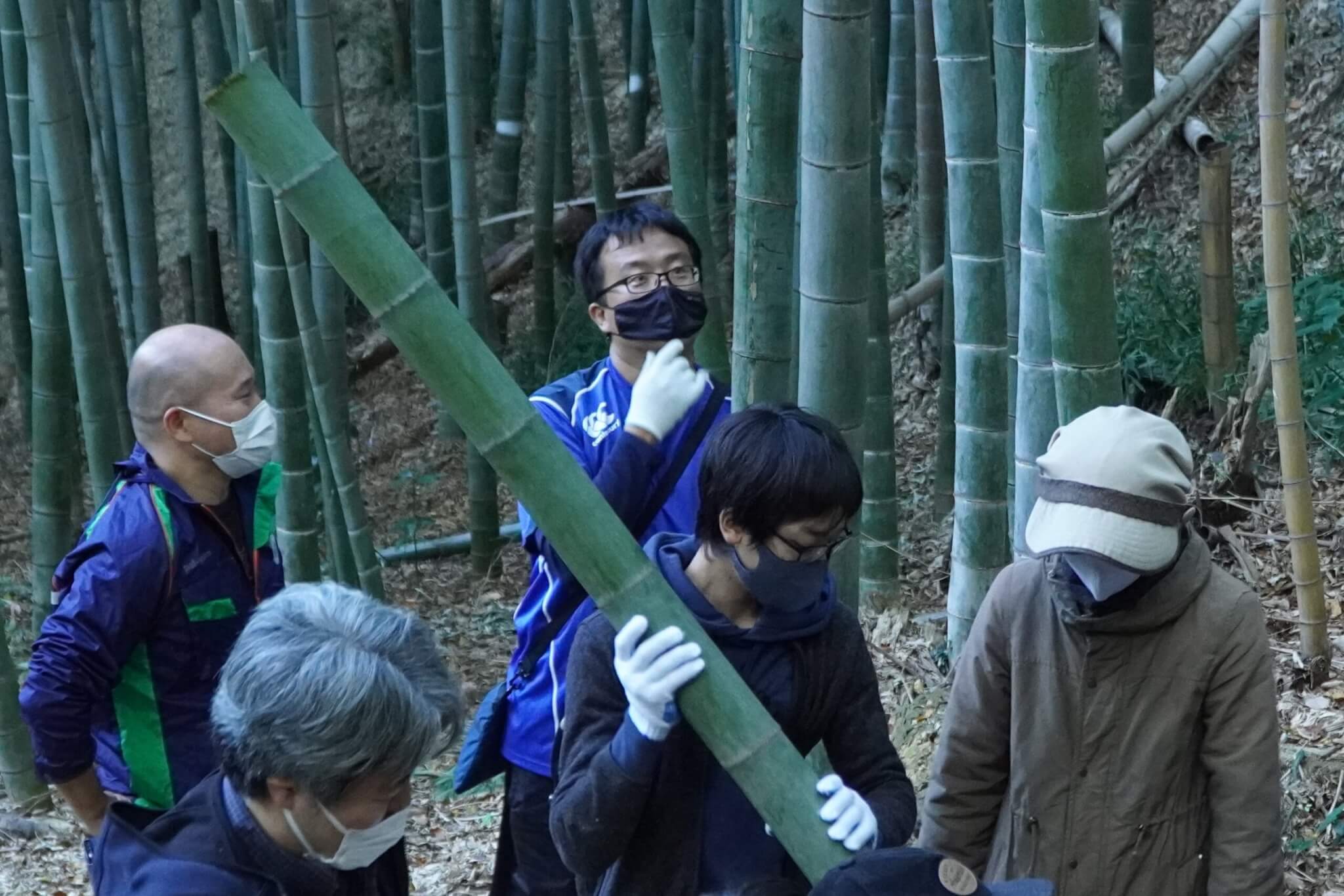 「大きい門松が作りたい！」と大きな竹をかつぎます