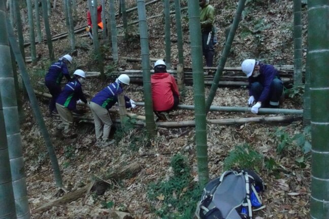 安全面に気を付けながら、竹を切り出します