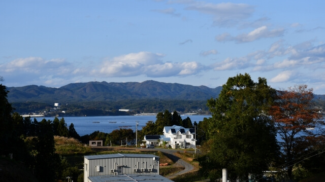 主人公長嶋涼太さんが震災後お菓子作りをしていたペンションと南三陸の風景