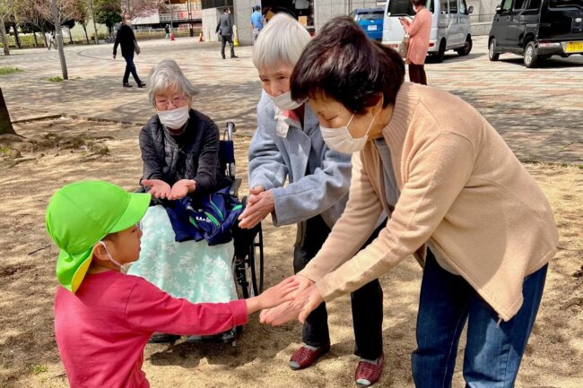 デイサービス「陽だまり」の皆さんと、お花見を楽しんできました！｜認証保育所ぱる★キッズ足立