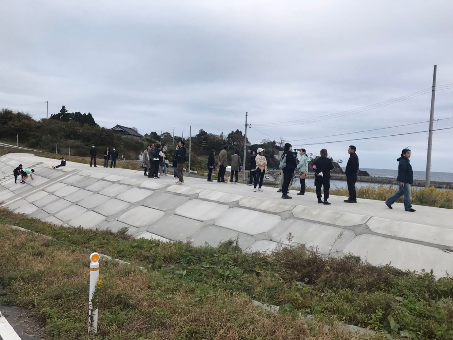 海岸の防潮堤までみんなで歩きました